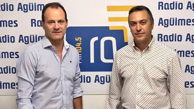 Oscar Hernández, alcalde de Agüimes, y Jose Angel Santana, este viernes, en Radio Agüimes Onda Libre