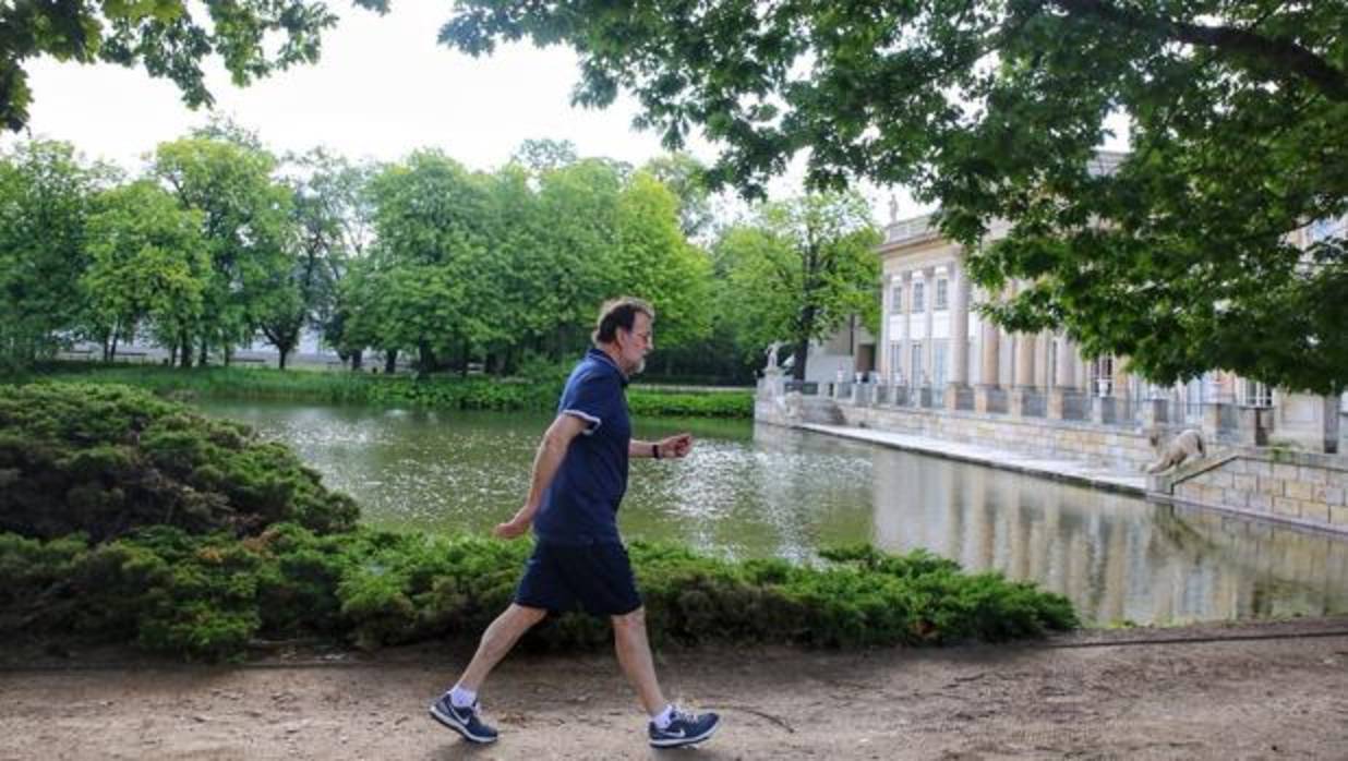 Mariano Rajoy, camimando por Varsovia esta mañana