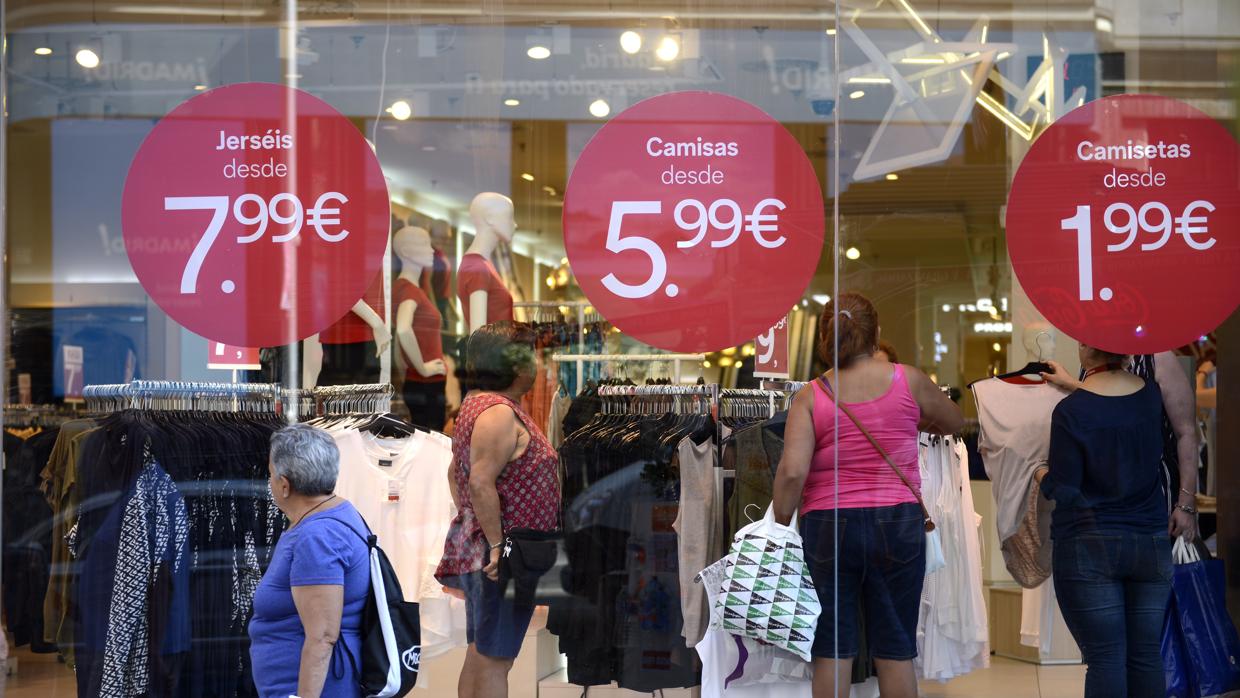 Varias clientas en el interior de un establecimiento durante las rebajas