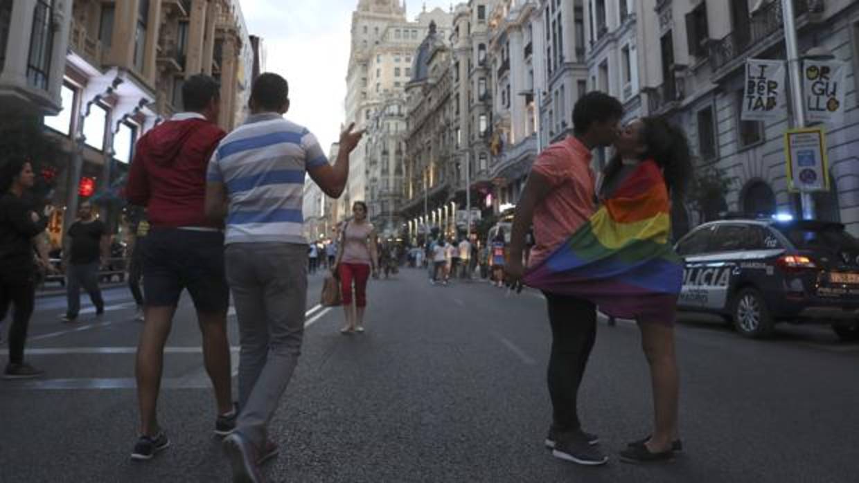 Una pareja se besa en la Gran Vía, cerrada al tráfico con motivo del inicio de la World Pride