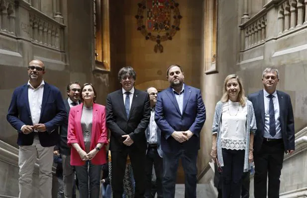 Carles Puigdemont, en el centro, a la izquierda, presidente de la Generalidad, y otras autoridades del gobierno catalán