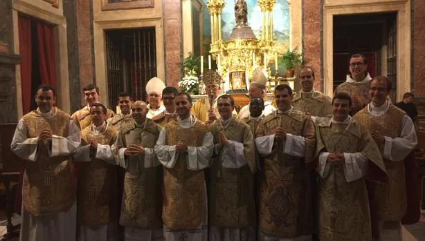 Los nuevos sacerdotes y los diáconos