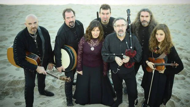 Componentes de la banda gallega Luar na Lubre, con Bieito Romero y Paula Rey (vocalista) adelantados
