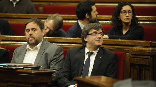 Junqueras y Puigdemont, en el Parlament de Cataluña