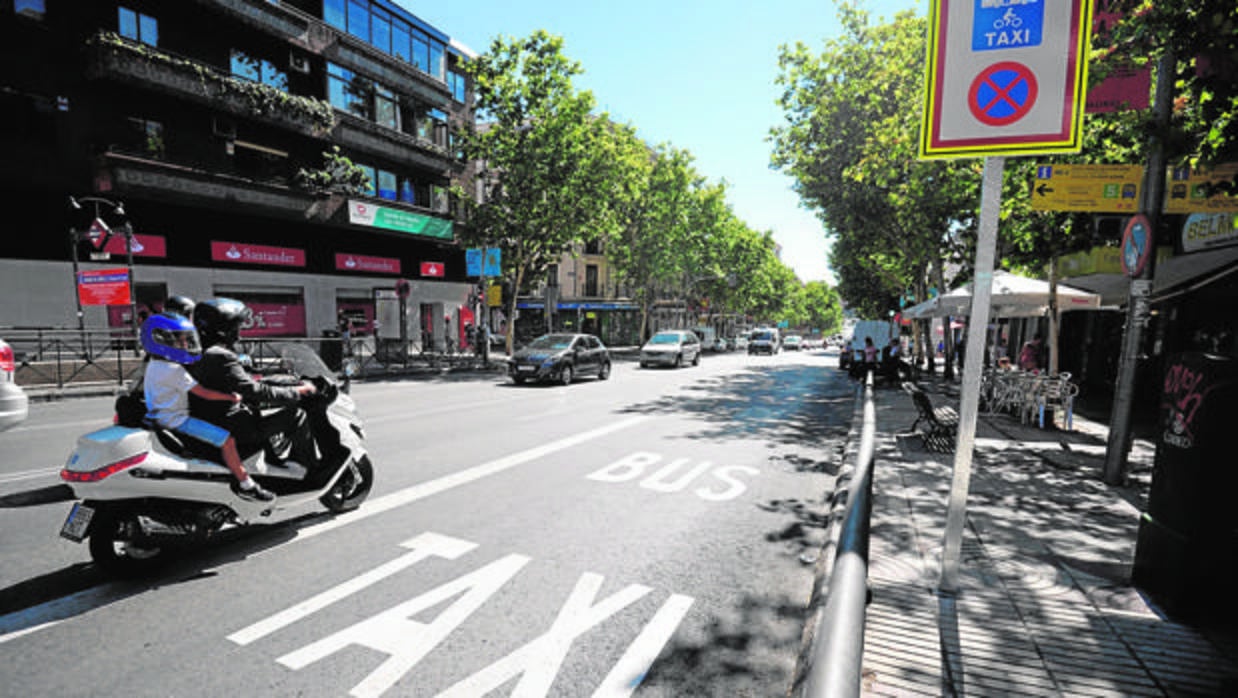 Una moto circula, ayer por la mañana, por el límite del carril reservado para autobuses y taxis en la zona de El Carmen de la calle Alcalá