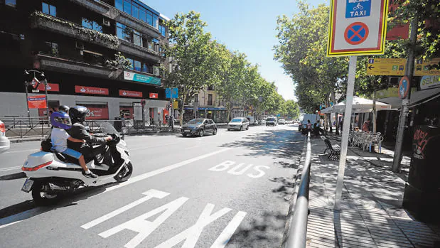 Una moto circula, ayer por la mañana, por el límite del carril reservado para autobuses y taxis en la zona de El Carmen de la calle Alcalá
