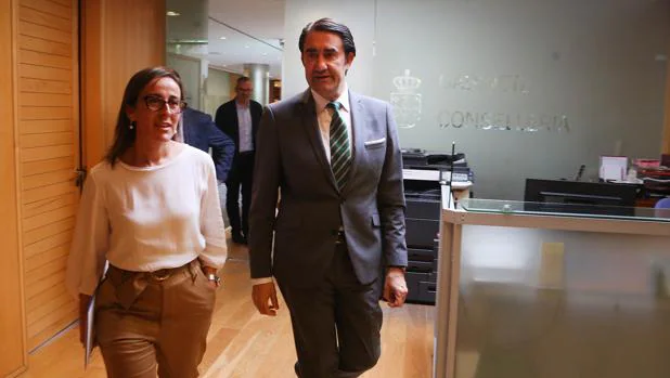 La conselleira Ethel Vázquez con su homólogo de Castilla y León, Juan Carlos Suárez-Quiñones
