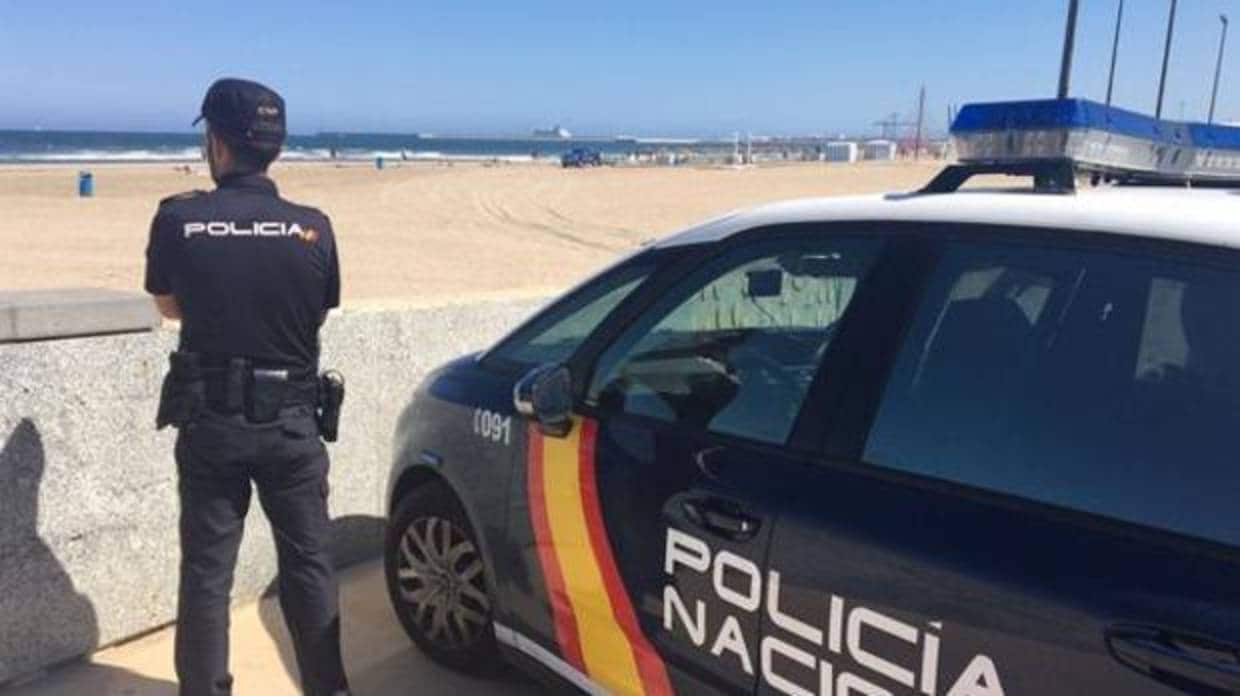 Imagen de archivo de un agente de la Policía Nacional en Valencia