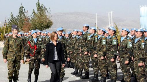 La exministra de Defensa Carme Chacón, visitando a los cascos azules españoles en 2010