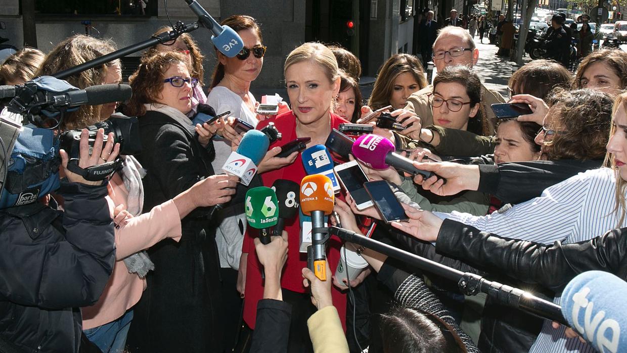 La presidenta del PP de Madrid, Cristina Cifuentes, atiende a los medios a las puertas de la sede popular, en la calle Génova