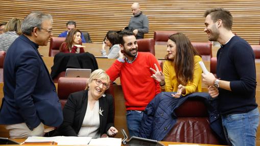 Los diputados del PSPV Manolo Mata, Ana Barceló y José Muñóz, junto a los de Compromís Mireia Mollà y Fran Ferri