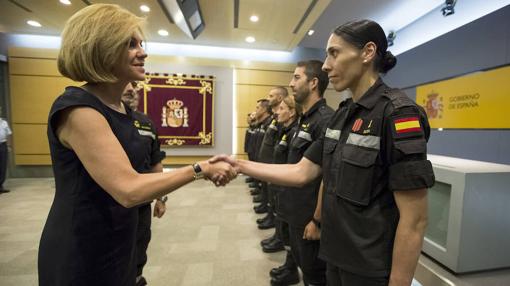 La ministra de Defensa María Dolores de Cospedal, saludando a la Unidad Militar de Emergencias y del 43 Grupo de Fuerzas Aéreas del Ejército del Aire