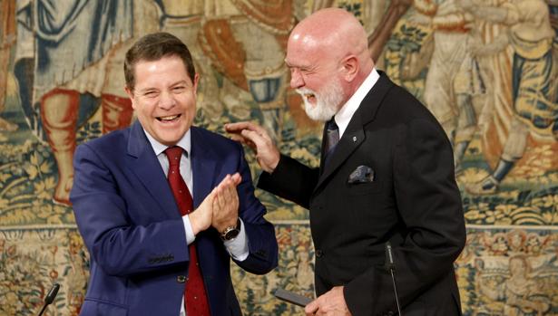 El presidente regional y el filántropo Roberto Polo bromean en el Palacio de Fuensalida