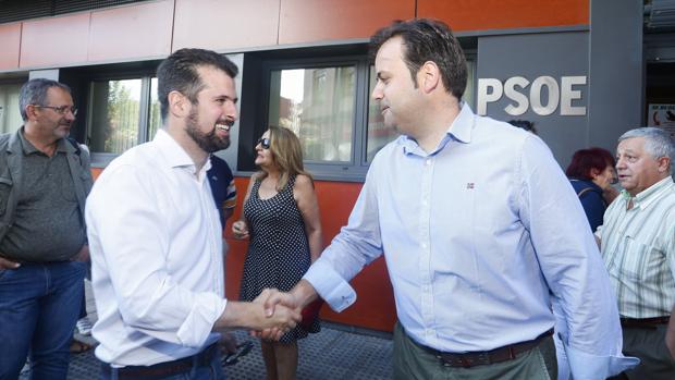 Luis Tudanca y Celestino Rodríguez se saludan ayer en la sede del PSOE de León