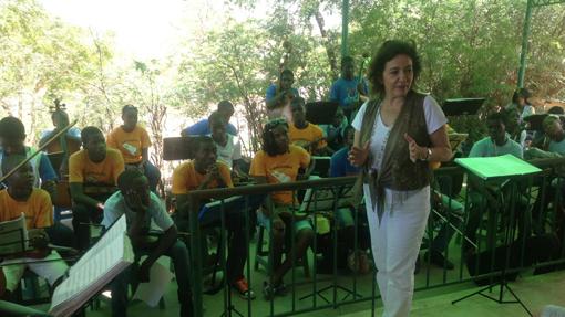 La embajadora de España en Angola, Julia Alicia Olmo, con estudiantes de música