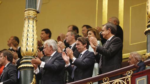 Los expresidentes durante el acto con el Rey Felipe VI