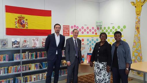 El embajador Enrique Asorey entrega material didáctivo en una escuela Libreville