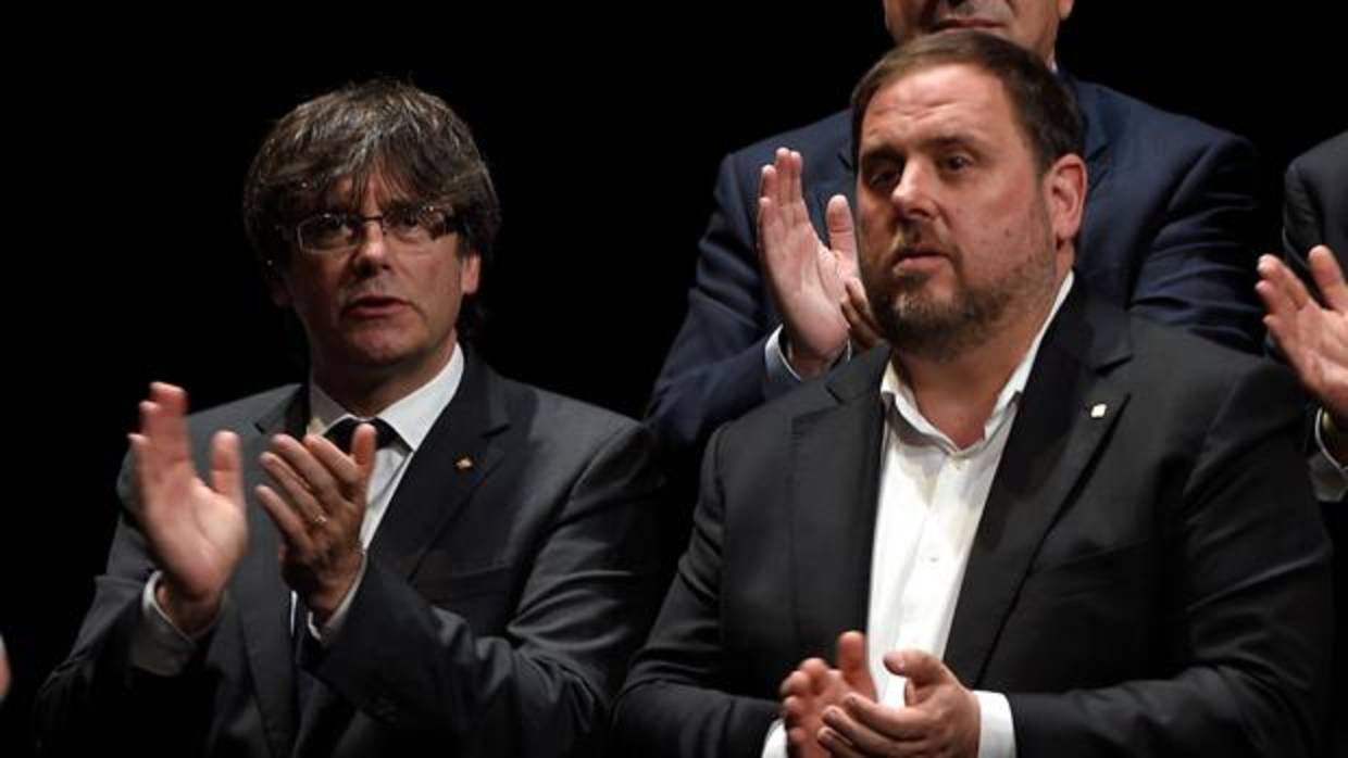 Junqueras y Puigdemont, ayer durante el acto en el TNC