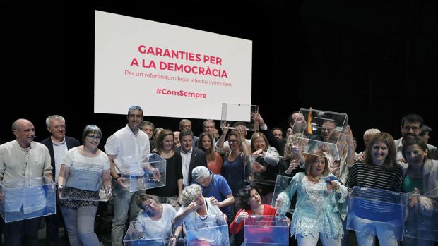 Los diputados de Junts Pel Si, posan con las urnas tras el acto político celebrado ayer en el Teatre Nacional de Cataluña