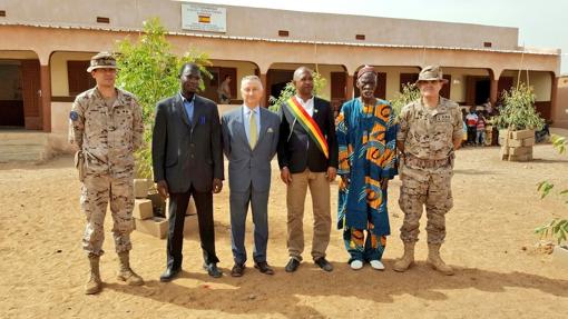 Miguel Gómez de Aranda en un colegio construido por el Ejército de Tierra en Mali