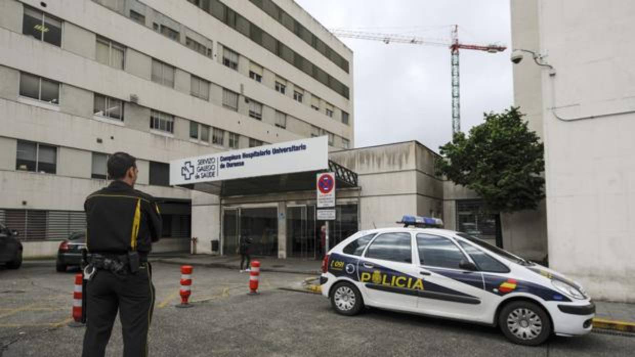 Agente de Policía frente al Complexo Hospitalario de Orense donde se ha producido la desaparición