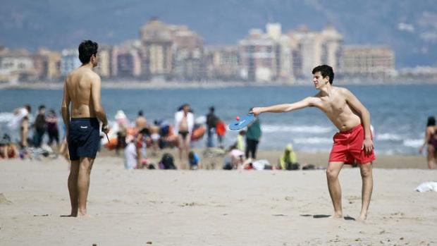 Multas de hasta 750 euros por jugar a la palas y orinar en el mar