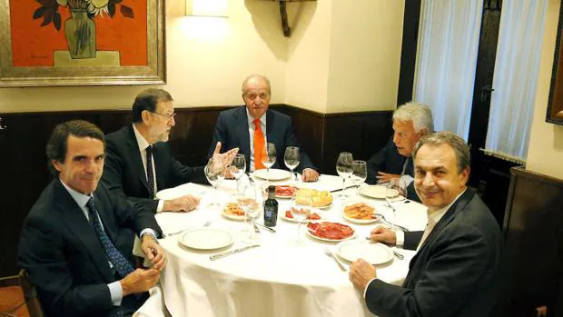 Los expresidentes del Gobierno, junto al Rey Juan Carlos y el jefe del Ejecutivo Mariano Rajoy
