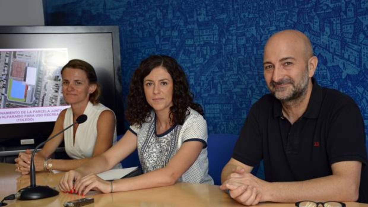 La concejal Noelia de la Cruz, junto a Julio Tomás Larrén, director del CEIP Valparaíso y Carolina Rouco, de la Asociación de Vecinos Río ChicoAyuntamiento de Toledo