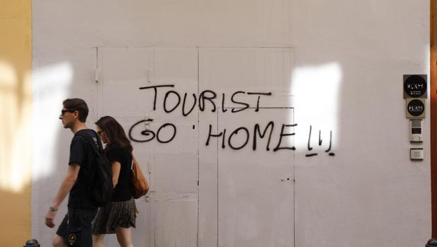 Imagen de una pintada contra los turistas captada en el centro de Valencia