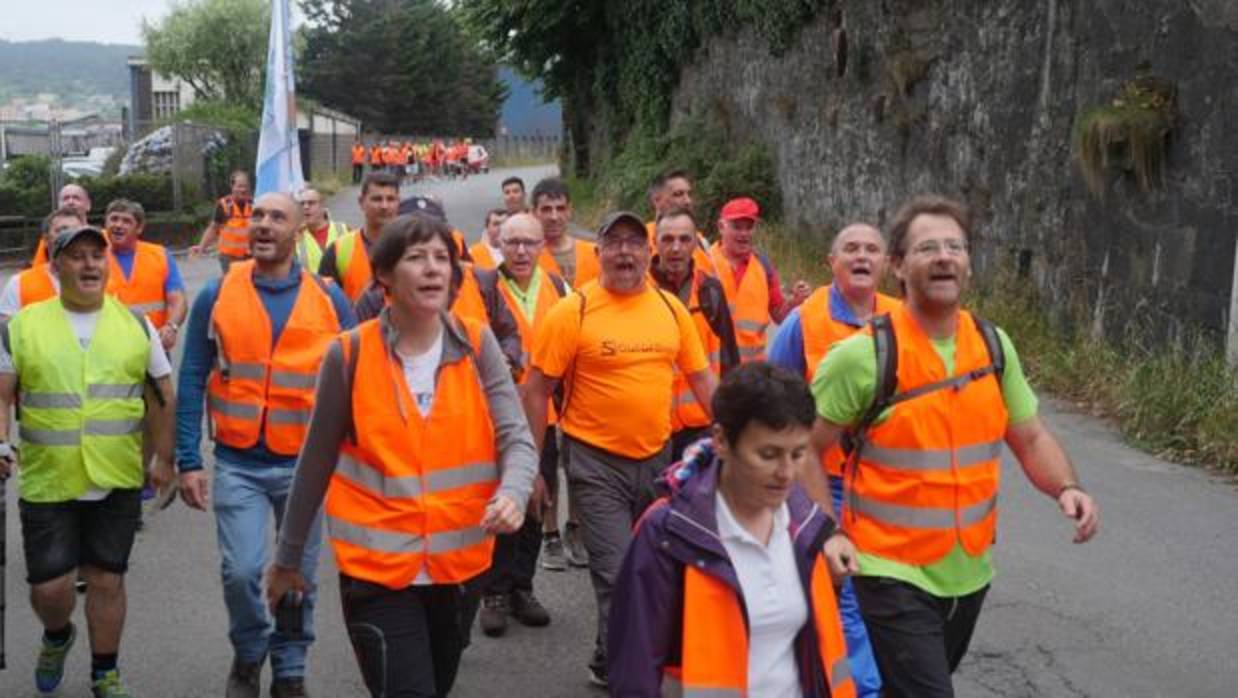 Pontón, con trabajadores y sindicalistas de Ferroatlántica, ayer en la marcha