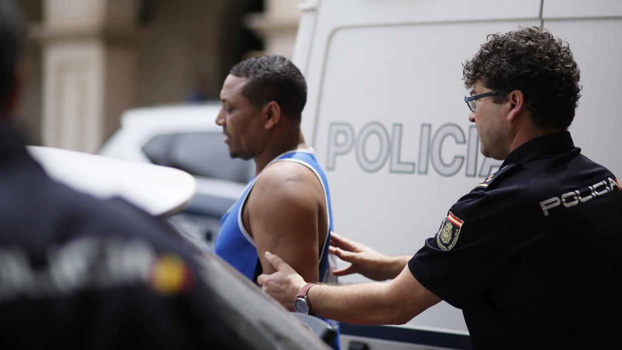 Uno de los detenidos, a su llegada a los juzgados de Teruel