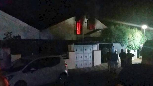 Un incendio daña totalmente una vivienda en Cobisa en mitad de la noche