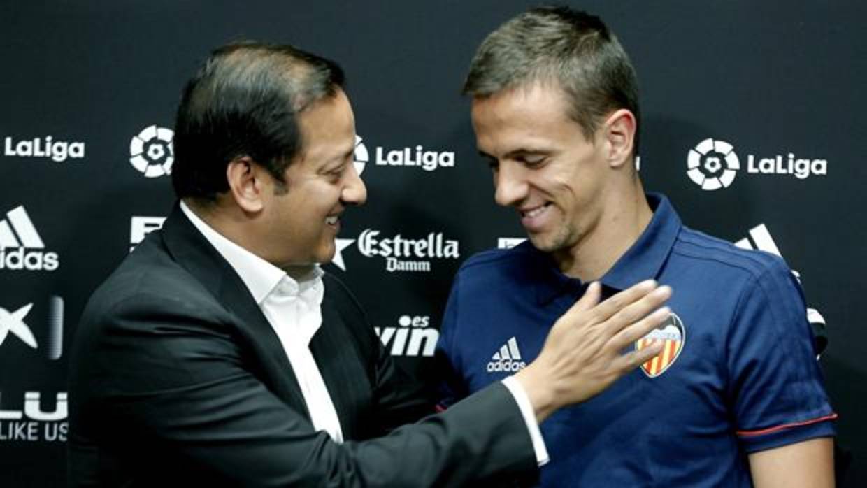 Imagen de Anil Murthy junto al nuevo jugador del Valencia, Nemanja Maksimovic