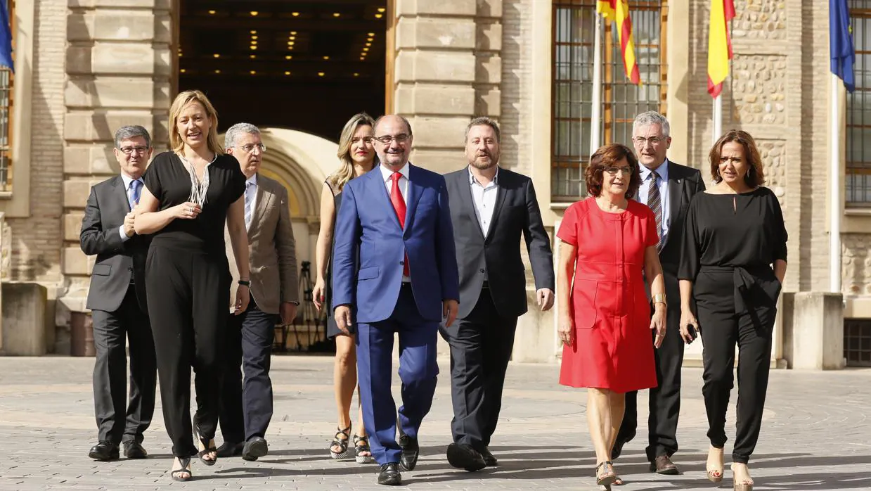 Lambán, arropado por sus consejeros del Gobierno de coalición PSOE-CHA