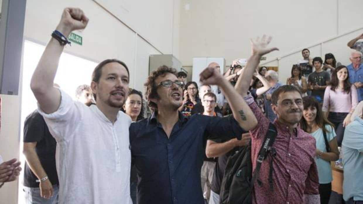 El líder de Podemos, Pablo Iglesias (i), el alcalde de Cádiz, José María González, y Juan Carlos Monedero (d)