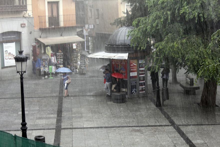 Aguacero en la plaza de Zocodover de Toledo este viernes al mediodía