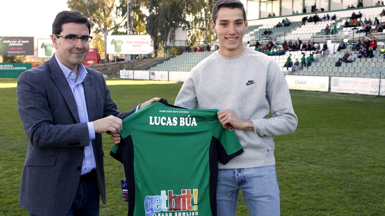 Lucas Búa con una camiseta del CD Toledo junto con el presidente del club