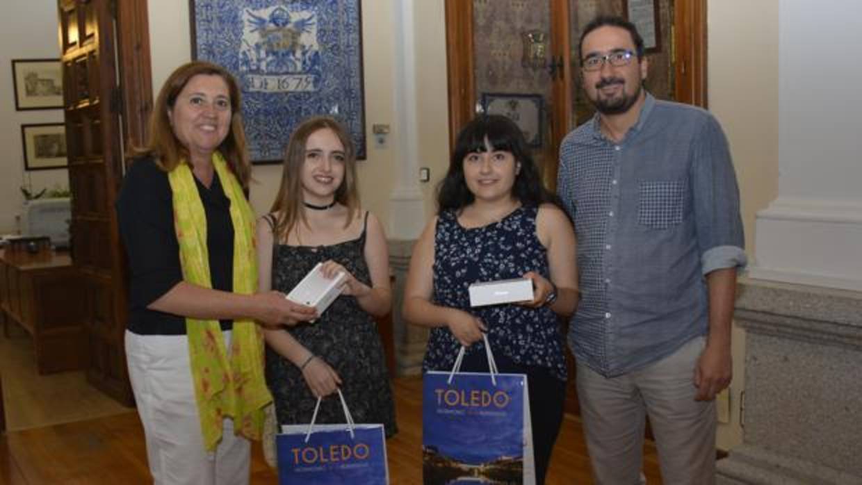 Los concejales Rosana Rodríguez y Diego Mejías junto con Claudia y Laura