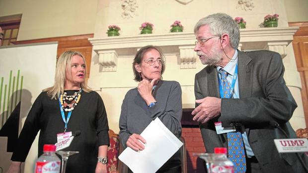 La exmagistrada francesa Laurence Le Vert, enre Florencio Domínguez y Mari Mar Blanco, ayer en Santander