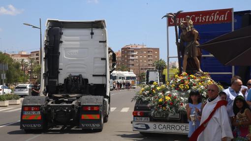 Imagen de la caravana de camiones en honor a San Cristóbal en Valencia