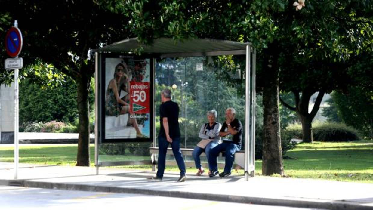 Parada de autobús en el centro urbano de Santiago de Compostela