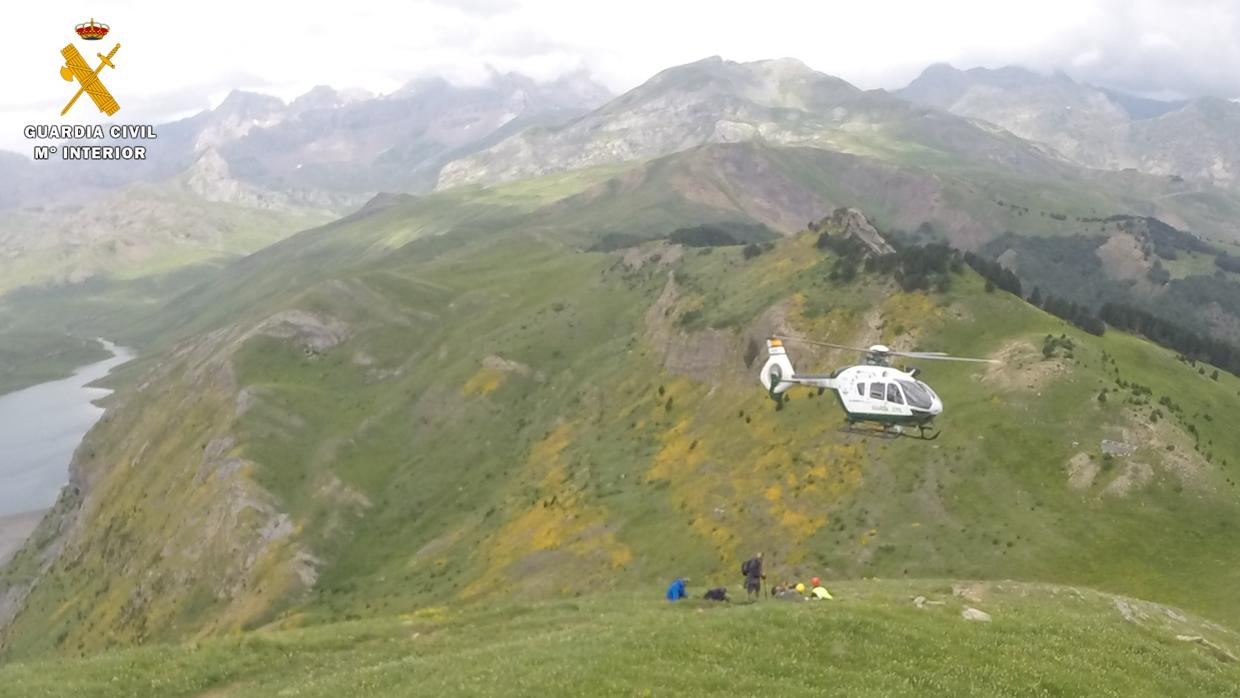 Los equipos de emergencia, junto al cuerpo del senderista