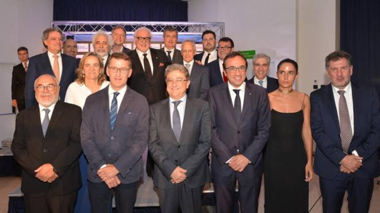 Foto de las autoridades y de los premiados asistentes al encuentro