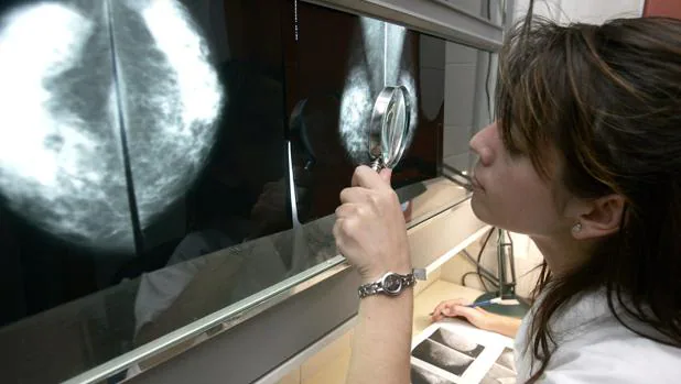 Una especialista en radiología examinando pruebas