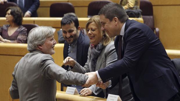 El ministro Méndez de Vigo saluda a los consejeros de Educación de Murcia, La Rioja y Valencia (a la izquierda)