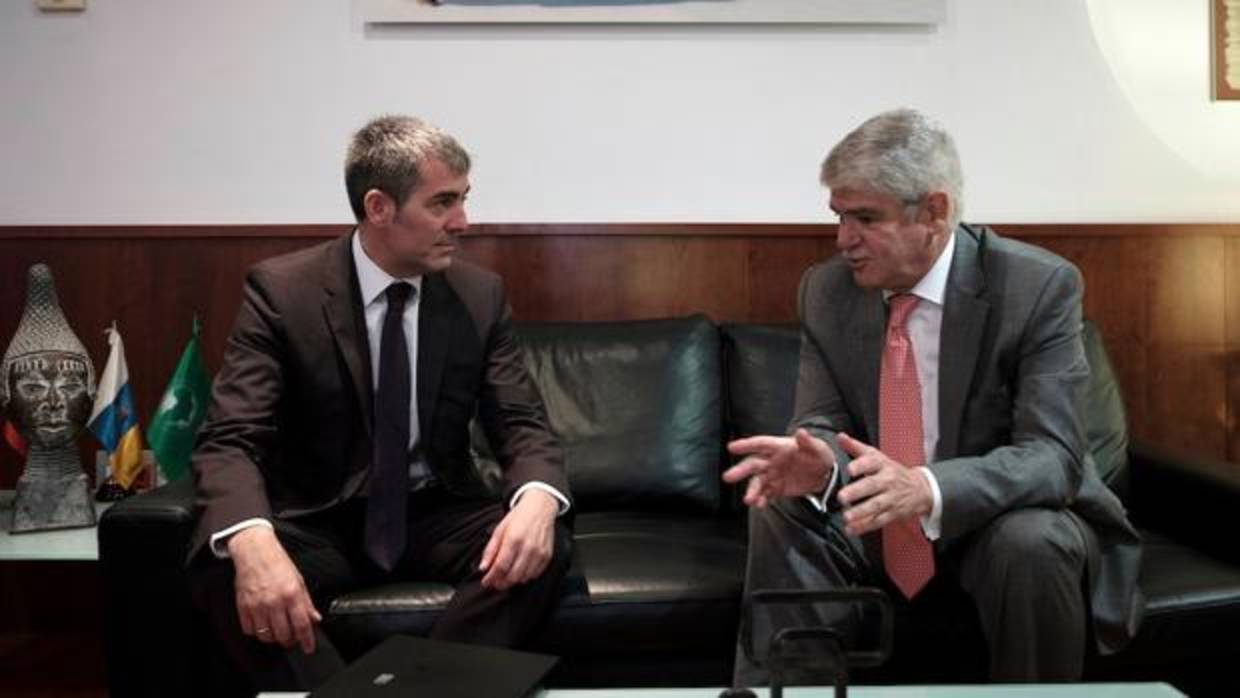 Fernando Clavijo, presidente de Canarias, y Alfonso Dastis, ministro de Asuntos Exteriores