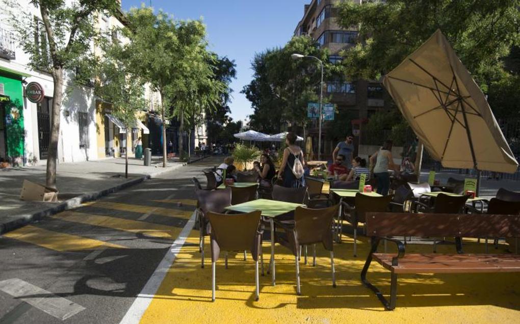 Las terrazas se han desplegado en el tramo peatonalizado de la calle de Galileo, en Chamberí