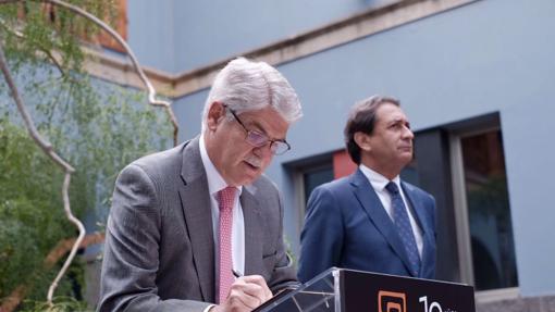 El ministro de Exteriores, Alfonso Dastis, y el director general de Casa África Luis Padrón