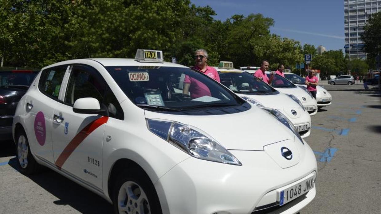 Presentación de los «Taxis positivos» en los alrededores del Santiago Bernabéu ayer