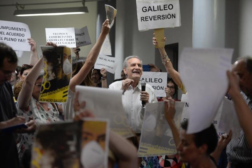 Uno de los vecinos que intervino ayer en el Pleno de Chamberí en medio de la tensa protesta